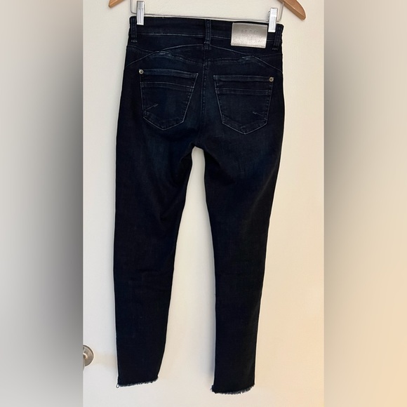MAC Rich Jeans crop style with gold side zipper. - Picture 2 of 10
